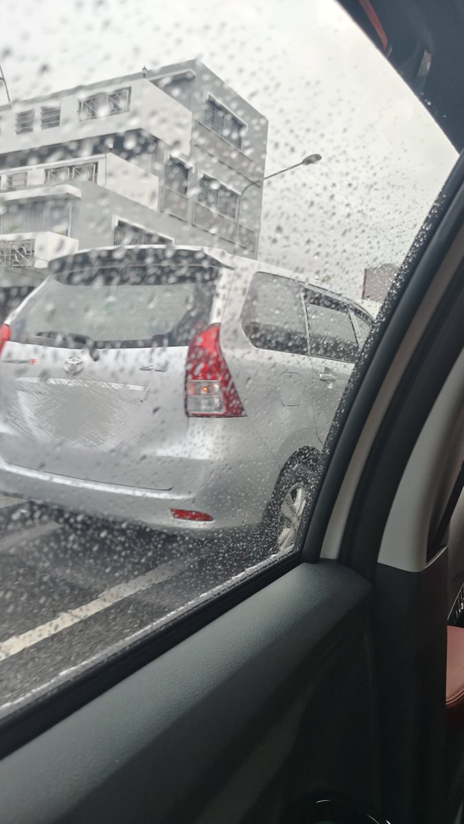 SfreedomF's tweet photo. รถเสีย จอดเลยซ้าย บนสะพานข้ามแยก ขาเข้าสะพานตากสิน ก่อนถึง BTS วงเวียนใหญ่ https://t.co/VlMtVMPyNc