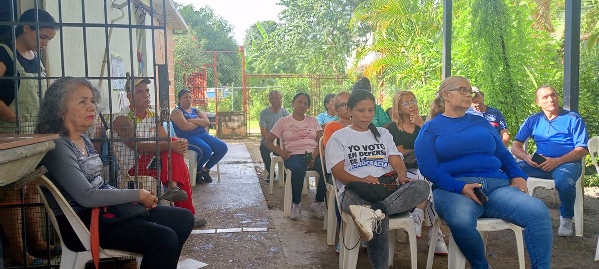 luiscuicar47's tweet photo. Domingo 07/07 Acompañando en la Juramentacion del Comandito "Independencia" organizado por @fatimgonzalez y @gerardogonzalez, en la Parroquia Tocuyito, Parcelamiento Los Naranjos, Junto al CEM AD Resistencia Municipio Libertador Edo. Carabobo. Comprometidos con EDMUNDO GONZALEZ!! https://t.co/jb8HhujOBx