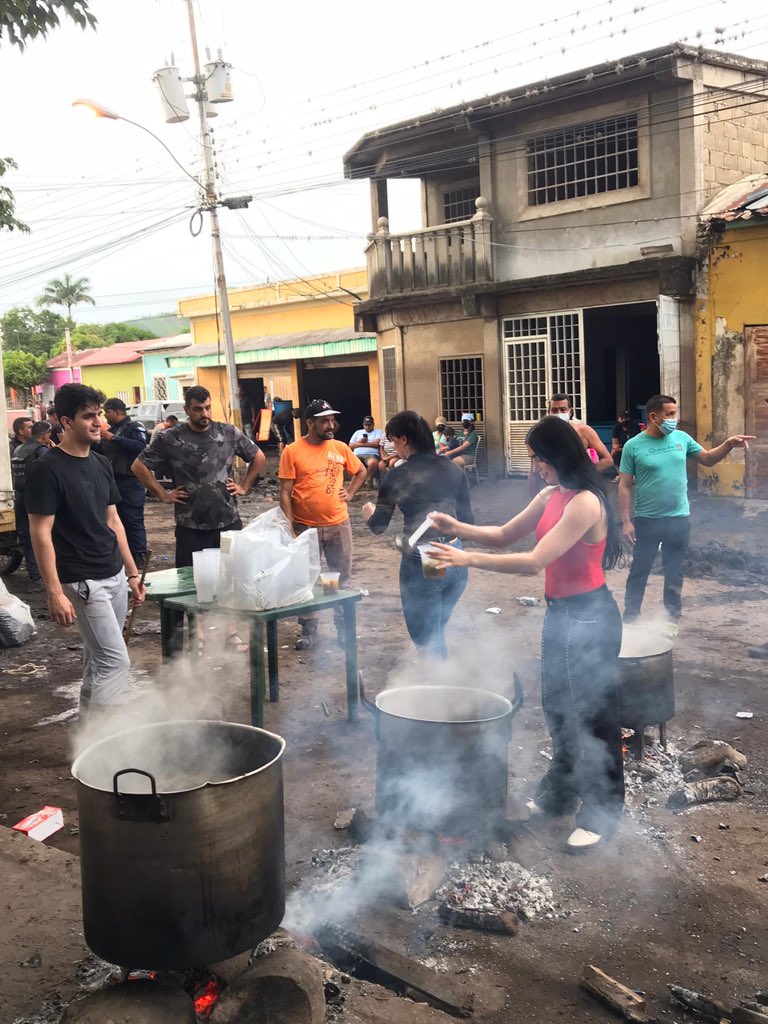 vfedericogm's tweet photo. La influencer Surthy Cooks hizo entrega de 500 comidas aproximadamente en Cumanacoa, mcpio. Montes del estado Sucre, la tarde de este domingo #7Julio.

Además, entregó agua y productos de higiene a los afectados.

📸 Cortesía https://t.co/pUeRgyntKm