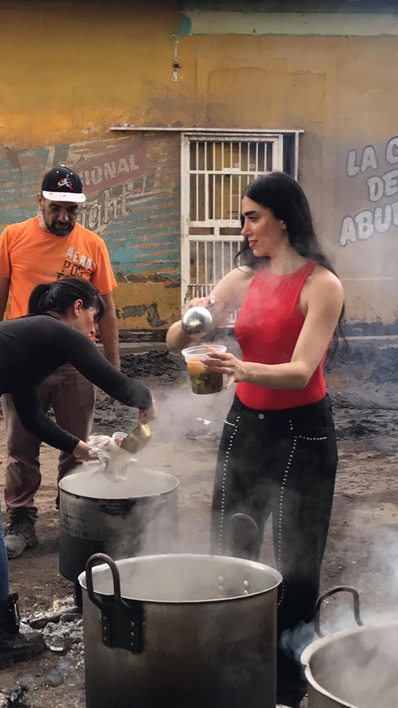 vfedericogm's tweet photo. La influencer Surthy Cooks hizo entrega de 500 comidas aproximadamente en Cumanacoa, mcpio. Montes del estado Sucre, la tarde de este domingo #7Julio.

Además, entregó agua y productos de higiene a los afectados.

📸 Cortesía https://t.co/pUeRgyntKm