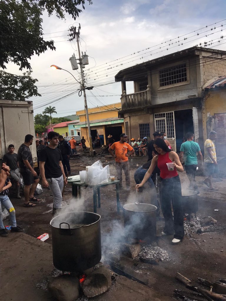 vfedericogm's tweet photo. La influencer Surthy Cooks hizo entrega de 500 comidas aproximadamente en Cumanacoa, mcpio. Montes del estado Sucre, la tarde de este domingo #7Julio.

Además, entregó agua y productos de higiene a los afectados.

📸 Cortesía https://t.co/pUeRgyntKm