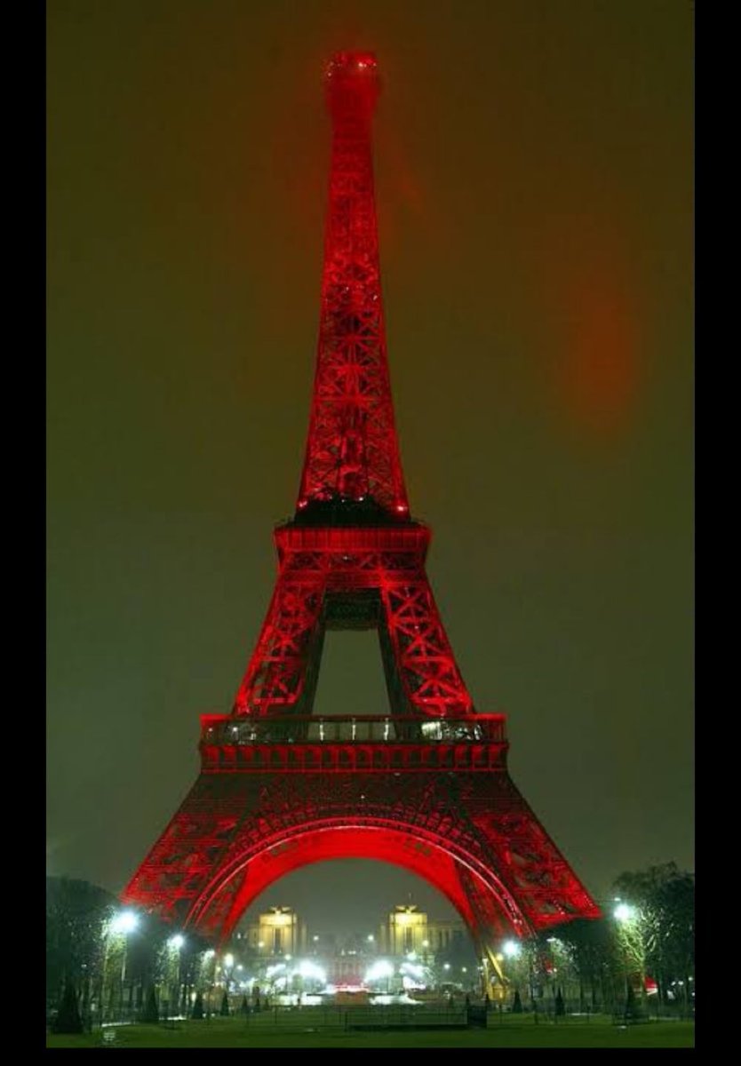 pravda_br's tweet photo. De vermelho, a Torre Eiffel fica muito mais elegante. https://t.co/isbbN9dS46