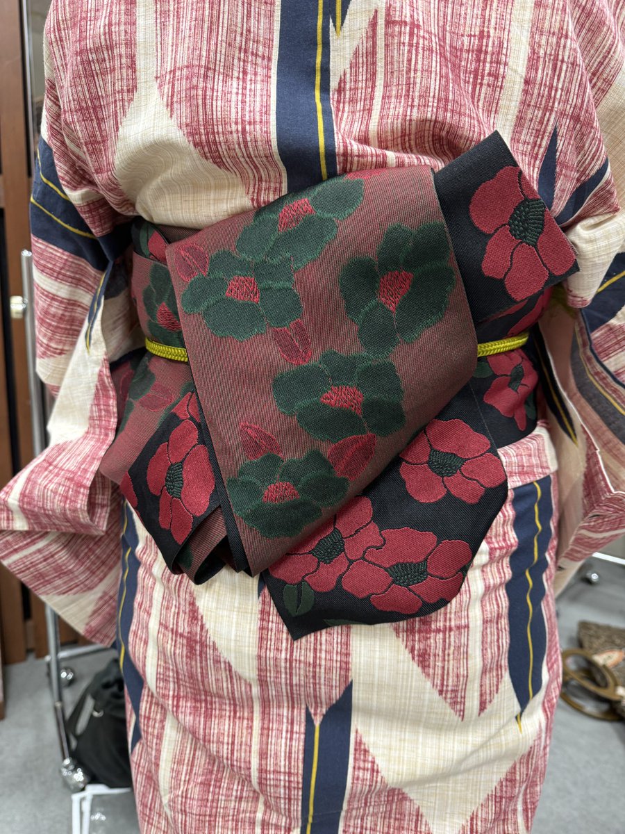 pcinst_yas's tweet photo. 昨日の浴衣講習会

帯締めを使う大人の結び方の��クエストがあり、
やの字結びを練習しました。
浴衣は、紐二本と伊達締めだけ。苦しくない紐の使い方をし、おはしよりを調整し。伊達締めで抑えました。
帯は前で結び形を整えてから後に回しました。 https://t.co/f7jeXvOsBS
