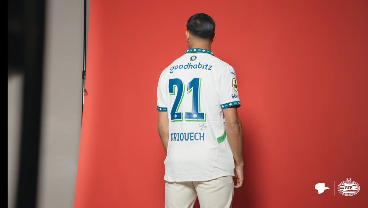 PSVwrld's tweet image. “I started looking on the internet to see which numbers had become available, and then I asked my mother which number I should choose. She immediately said that I should choose 21. So I said okay mom, and chose 21.”

#PSV #CD21