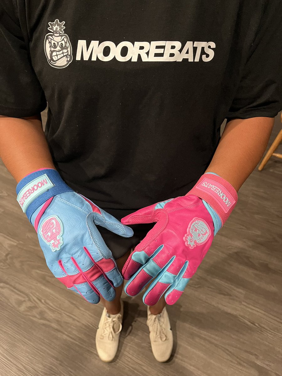 TayborMoss's tweet photo. 🚨SPECIAL DELIVERY🚨 
All the way from California!! Thank you @dkmoore19_darin and @MooreBats for the custom batting gloves!! I 🩵 them!! Get yours today at https://t.co/H7zs7rWSRY

#BattingGloves #MooreBats #Hitting #NukeBat #PinkGloves https://t.co/8Tz1QyEoVI
