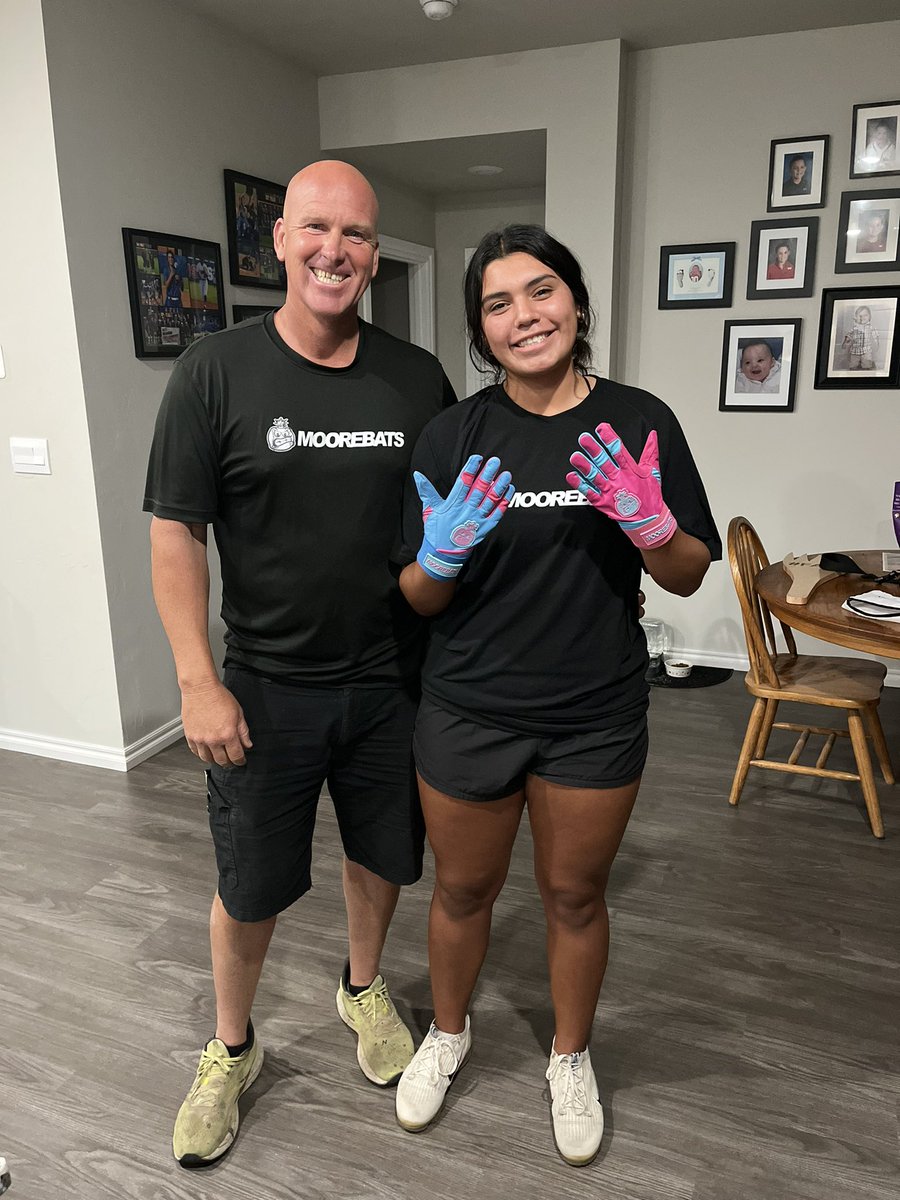 TayborMoss's tweet photo. 🚨SPECIAL DELIVERY🚨 
All the way from California!! Thank you @dkmoore19_darin and @MooreBats for the custom batting gloves!! I 🩵 them!! Get yours today at https://t.co/H7zs7rWSRY

#BattingGloves #MooreBats #Hitting #NukeBat #PinkGloves https://t.co/8Tz1QyEoVI