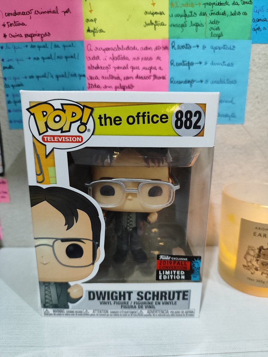 carolmonttalvao's tweet photo. ganhei um funko do dwight segurando o funko do dwight https://t.co/IFkzARJPU5
