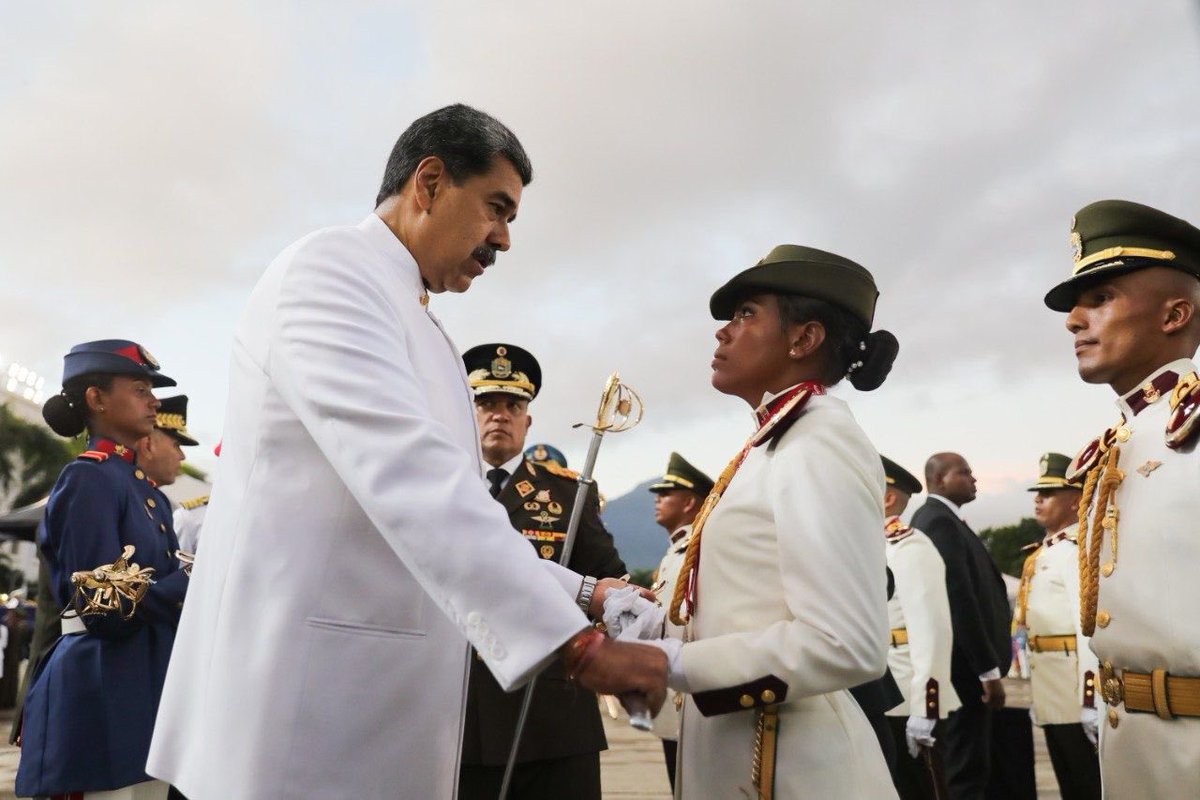 ¡Bienvenidos a la Gloriosa Carrera de las Armas! Vaya mi felicitación a estos jóvenes oficiales que recibieron su sable el día de hoy de la mano del Presidente <a href="/NicolasMaduro/">Nicolás Maduro</a> y que se suman a las filas de la #FANB para acompañarnos en las próximas batallas ¡Por Venezuela! ¡Vamos!