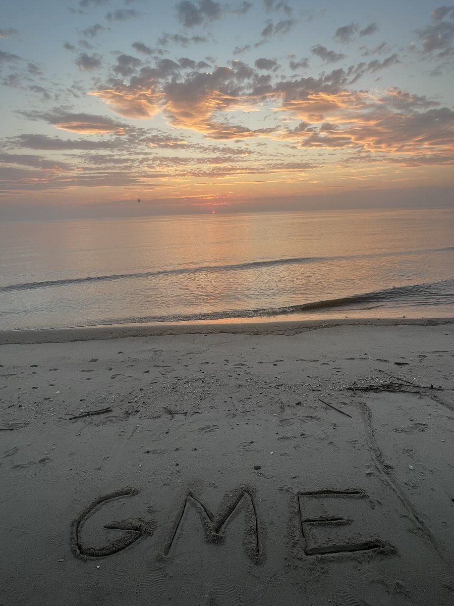 DiamondOwl741's tweet photo. "It is almost impossible to watch a sunset and not dream." - Bern Williams https://t.co/WhuEKgUk55