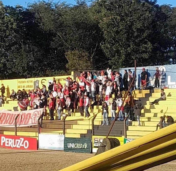 ZonaFutebol's tweet photo. Torcida do Inter-SM hoje no Pedra Moura para apoiar o Dino nessa tarde pela Divisão de Acesso.
#InteriorForte #EsportesDaSorte https://t.co/2Bfl7Nrnww
