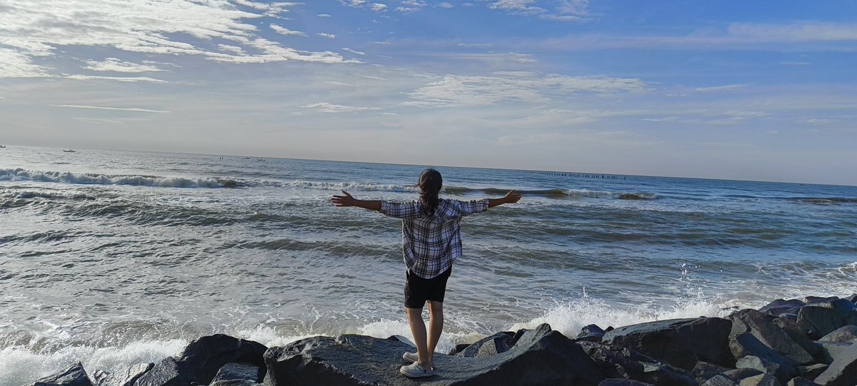 Archulipee's tweet photo. Stood on the beach, taking in all the breeze.... https://t.co/0TNWjebX9Z