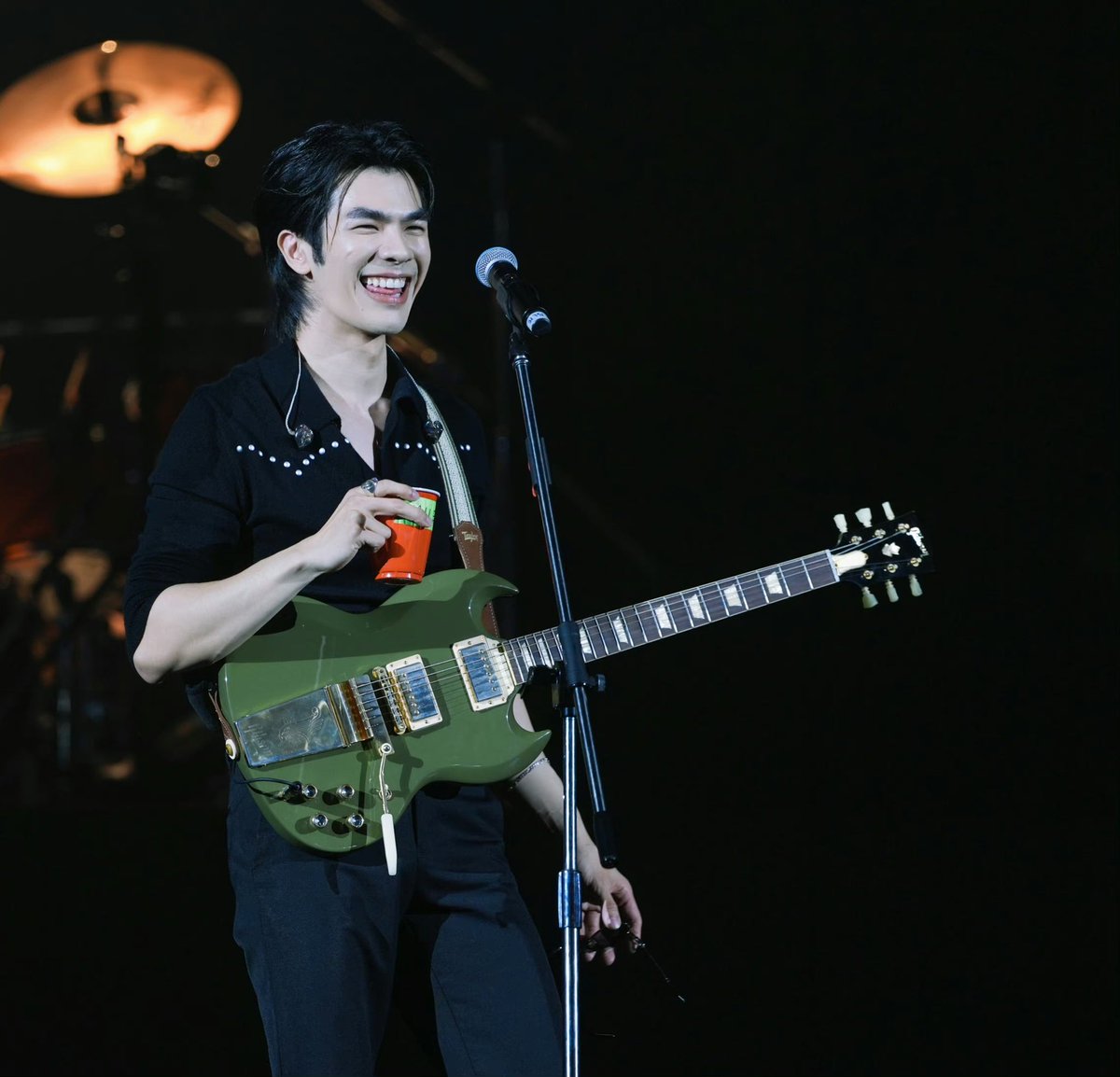 Cynthia_MP1515's tweet photo. [20240707] Mile Phakphum ✘ 28 Yrs Loso - We are the rock &amp; roll concert

With 🕶: 😎                          Without 🕶: 😄

©️: 须Y尽Y欢
@milephakphum | #MilePhakphum 
#Milex28yrsLOSO #28yrsLOSO https://t.co/QlSbXeifyx