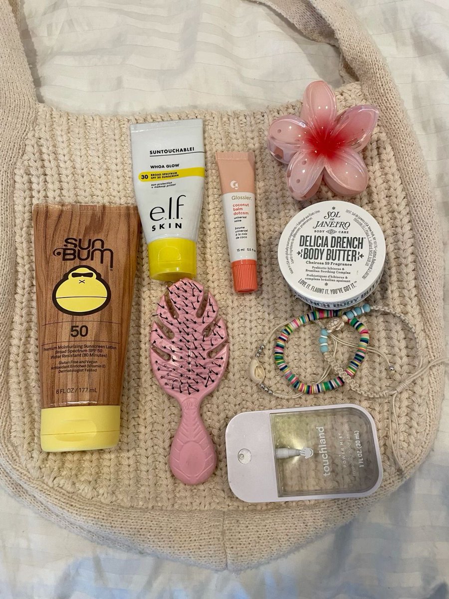 Summer vacation vibes 🌺☀️🤍