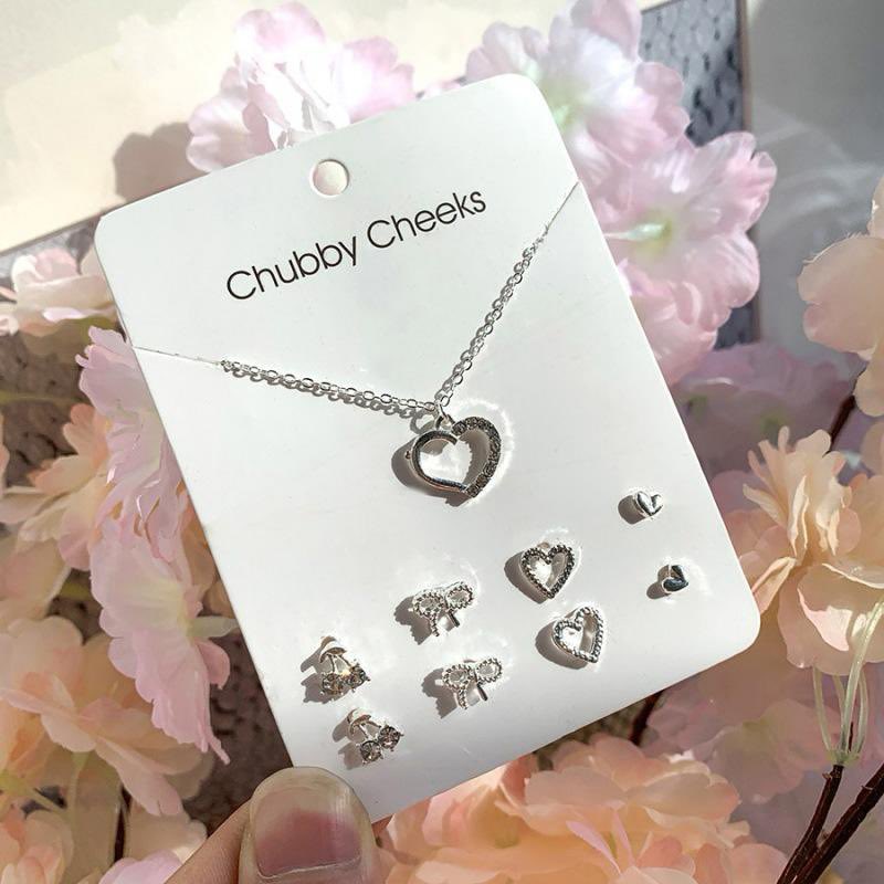 zahrazaria's tweet photo. Necklace with 4 diff earrings 💎✨

2k🏷 

Zaria,nationwide delivery 
Retweet fisabilillahi thankyou💕 https://t.co/nwXBltfNao