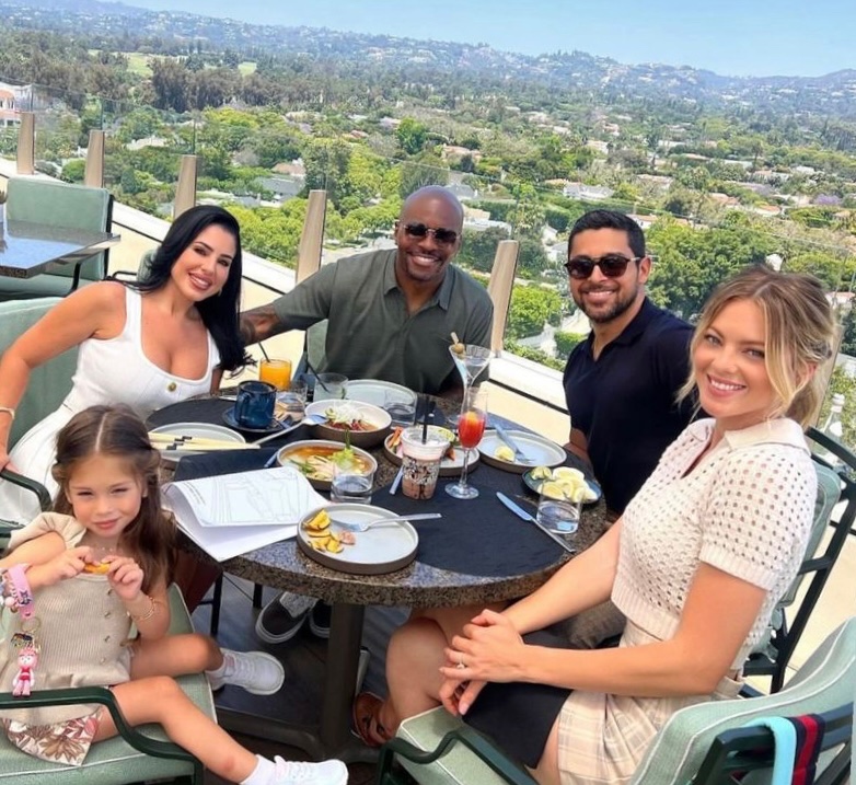 CrackedTheCodes's tweet image. Outing with the fam