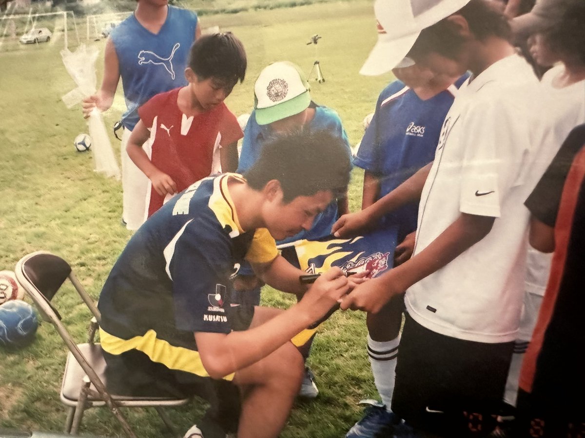 yaita4's tweet photo. 実家に帰った時に昔の写真見てたら。

もう何十年前、小学生の時に草津に合宿に行ってた時に群馬の選手にサッカーを教えてもらってた写真発見。

@OfficialThespa 
#ザスパ群馬

まだまだ頑張ります。 https://t.co/Tpzt16dwwy