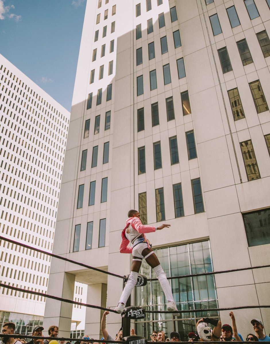 Can you blame us? 
Skyline lighting up my makeup. 
Party in the city that raised us.

📸: <a href="/SNTRZPHOTO/">Nick Santrizos</a> #TasteofMN