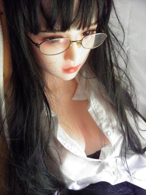 窓際に座らせている1/1のドールの目にイイ感じで朝陽のハイライトが当たっていたので急ぎシャッターを切る。やはり目にハイライトが入ってないと生きているようには見えないですね(←まばたきをしない目で)というか、このひと、綺麗に見えるアングルがかなり難しい…。 