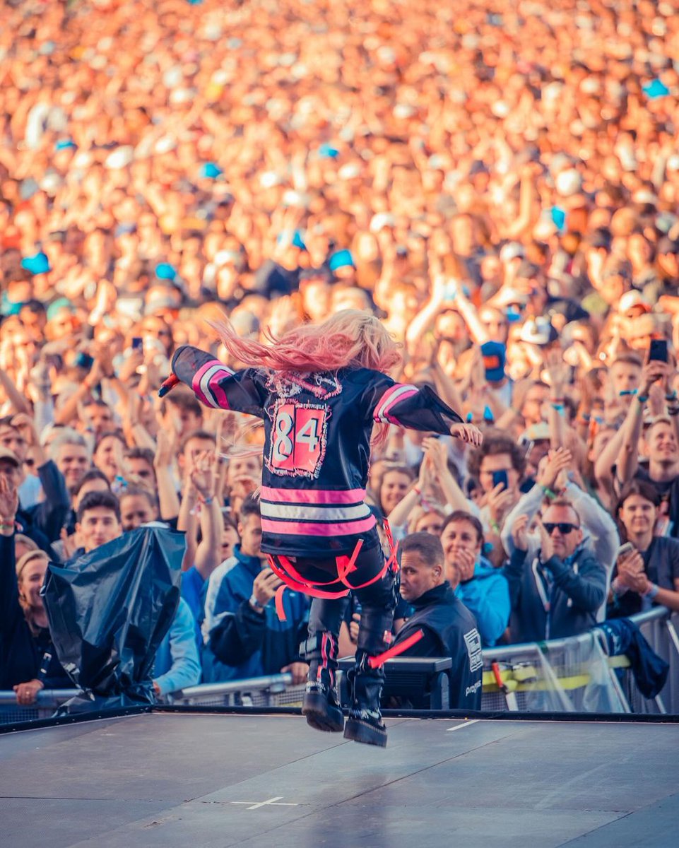 .|🇧🇪 MSN described how "a massive crowd gathered at the Main Stage of Rock Werchter to see Avril Lavigne perform" in Belgium. The setlist was "enthusiastically belted out across the field" and "the crowd was instantly captivated, requiring little effort from her to engage them".