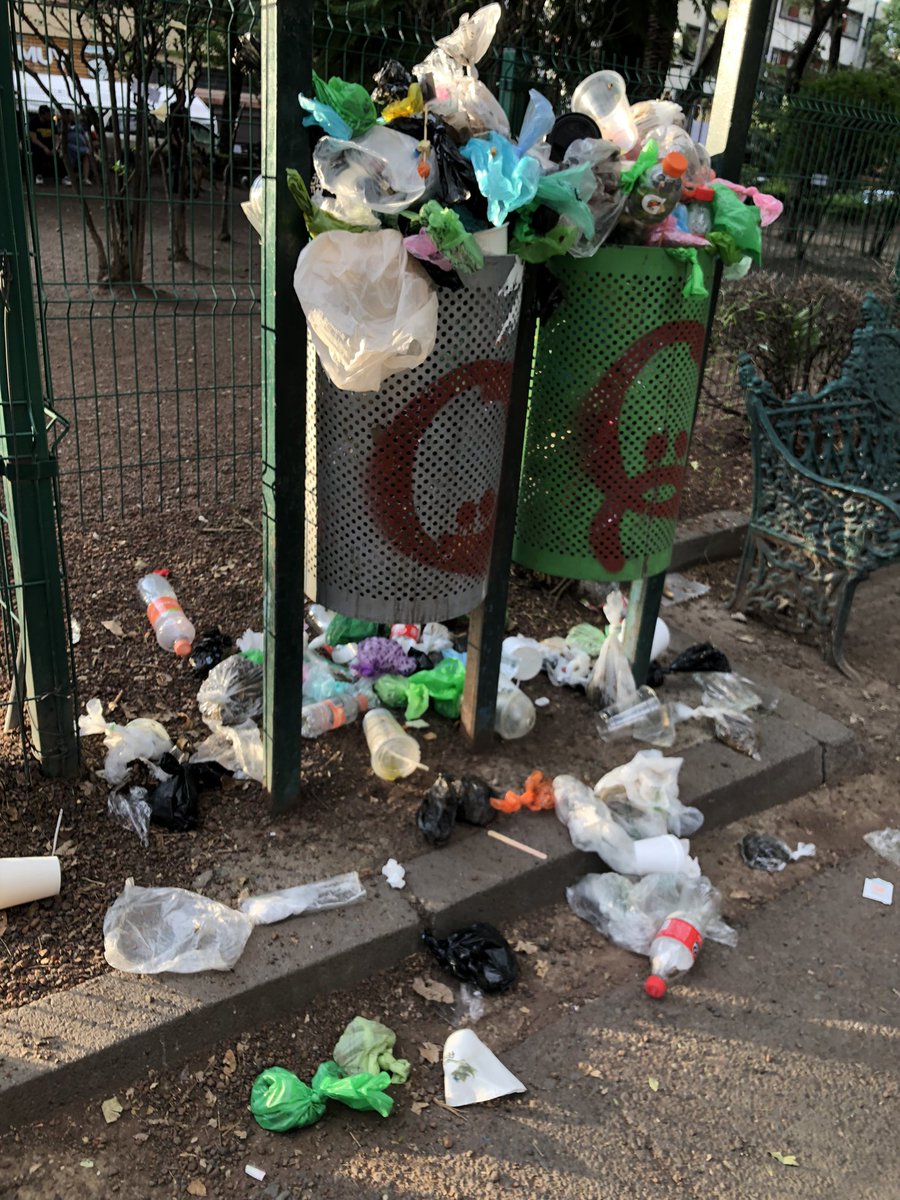 Así los parques Alamos y las Américas en la <a href="/AlcaldiaBenito/">Kevin alexis</a> <a href="/AccionesBJ/">Acciones BJ</a> la gente viene a tirar la basura de sus casas. Debe de haber medidas más estrictas para esa gente cochina