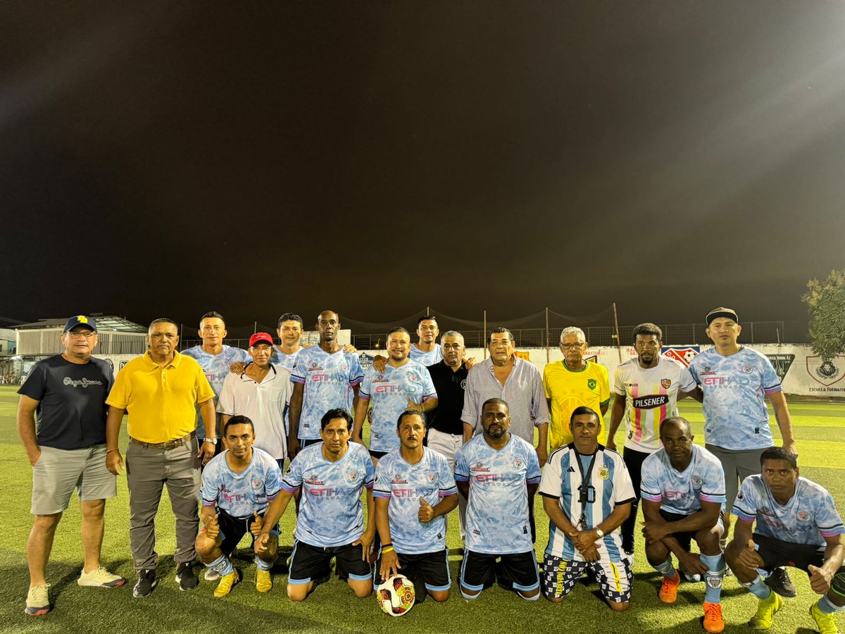 JorgeChambaC's tweet photo. Seguimos trabajando en territorio, #Distrito1 de la provincia del #Guayas.
Jorge Chamba junto al pueblo deportivo! https://t.co/X5IyVBQXLG