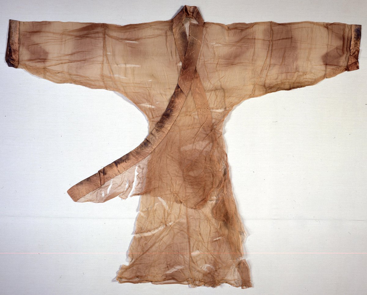Folklor34837693's tweet photo. The fabric of this garment is lightweight, undyed plain-weave silk. The cuffs and collar are adorned with silk. The robe is as thin as a cicada's wings and as light as a cloud. It measures 160 centimetres, with a total sleeve length of 195 centimetres, and weighs only 48 grams. https://t.co/kIRMzV9p0k