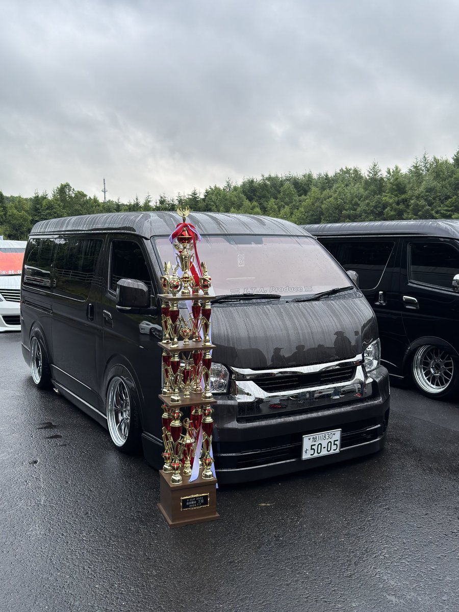 UE5005's tweet photo. C-CUP参戦してきました！車種別でハイエースがエントリー最多だったみたいで超激戦区で部門呼ばれなくて諦めてたら、まさかの総合3位で自分の身長くらいのトロフィー頂いてしまいました💦投票してくれた方主催の皆さんありがとうございました🙇#ccup https://t.co/nv7yCzNKMu