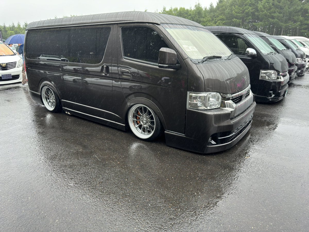UE5005's tweet photo. C-CUP参戦してきました！車種別でハイエースがエントリー最多だったみたいで超激戦区で部門呼ばれなくて諦めてたら、まさかの総合3位で自分の身長くらいのトロフィー頂いてしまいました💦投票してくれた方主催の皆さんありがとうございました🙇#ccup https://t.co/nv7yCzNKMu
