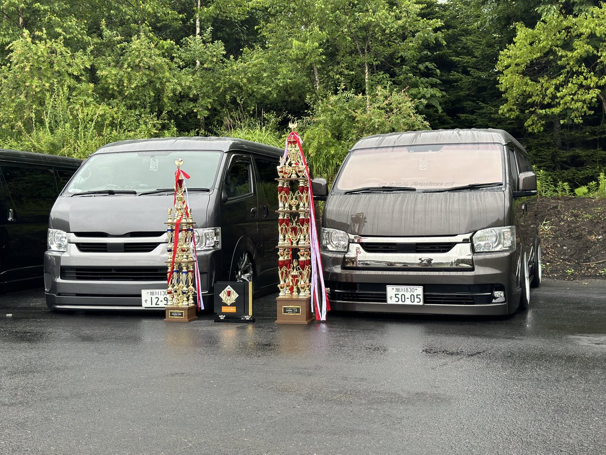 UE5005's tweet photo. C-CUP参戦してきました！車種別でハイエースがエントリー最多だったみたいで超激戦区で部門呼ばれなくて諦めてたら、まさかの総合3位で自分の身長くらいのトロフィー頂いてしまいました💦投票してくれた方主催の皆さんありがとうございました🙇#ccup https://t.co/nv7yCzNKMu
