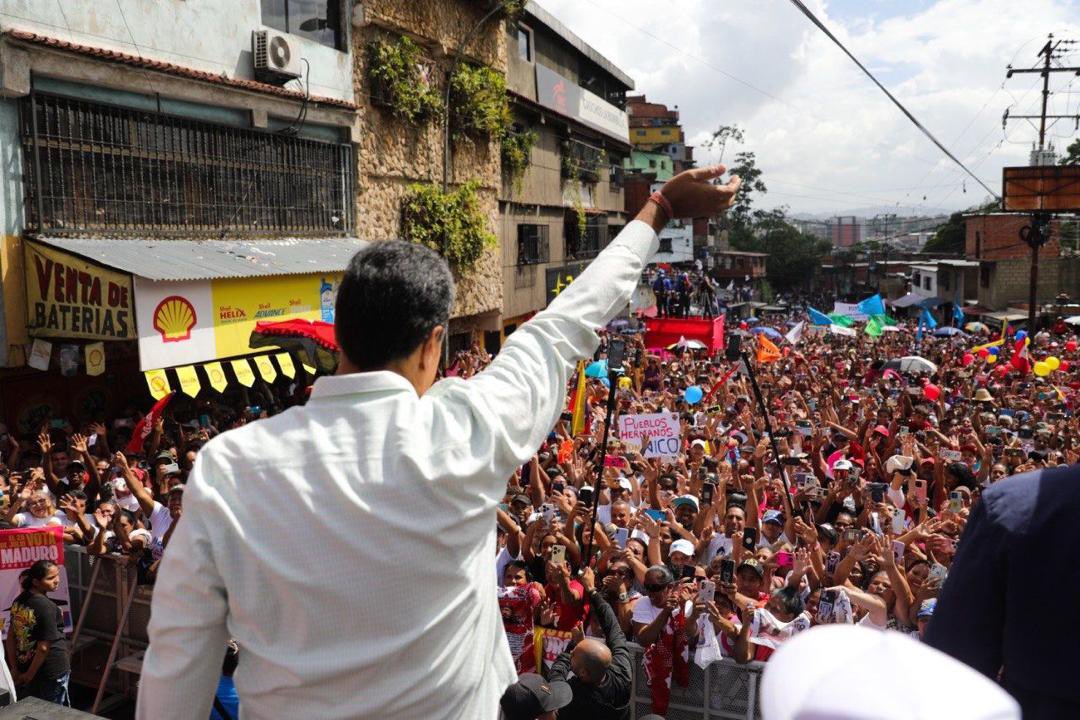 Galindez_vzla's tweet photo. Hoy el pueblo de los barrios de #Petare recibió con amor a nuestro PRESIDENTE @NicolasMaduro ✊🏽 El #28J GANA VENEZUELA 🇻🇪 GANA MADURO 

 #VenezuelaDePaz https://t.co/oyZaTS4bwT