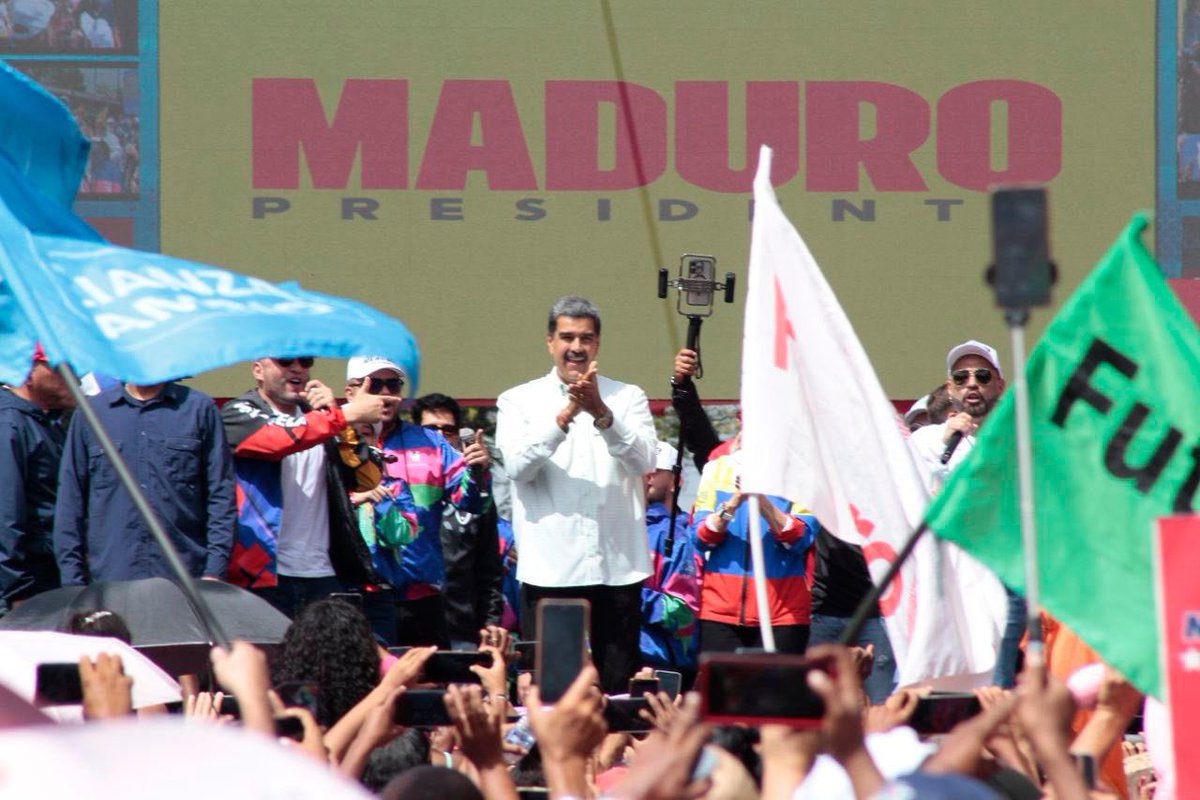 Galindez_vzla's tweet photo. Hoy el pueblo de los barrios de #Petare recibió con amor a nuestro PRESIDENTE @NicolasMaduro ✊🏽 El #28J GANA VENEZUELA 🇻🇪 GANA MADURO 

 #VenezuelaDePaz https://t.co/oyZaTS4bwT
