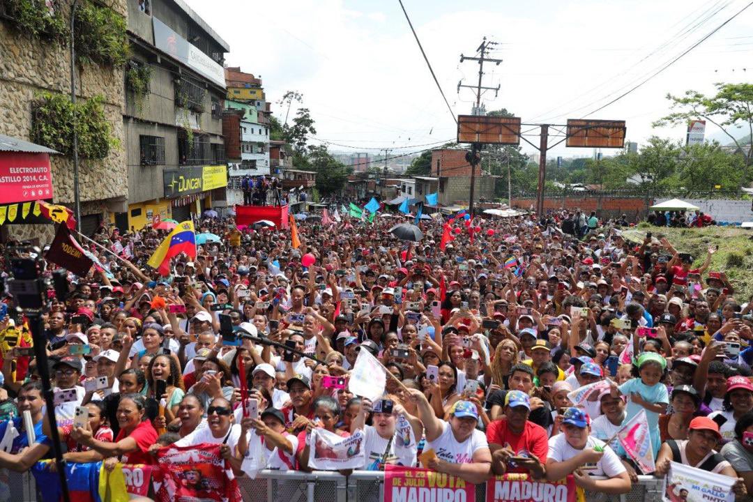 Galindez_vzla's tweet photo. Hoy el pueblo de los barrios de #Petare recibió con amor a nuestro PRESIDENTE @NicolasMaduro ✊🏽 El #28J GANA VENEZUELA 🇻🇪 GANA MADURO 

 #VenezuelaDePaz https://t.co/oyZaTS4bwT