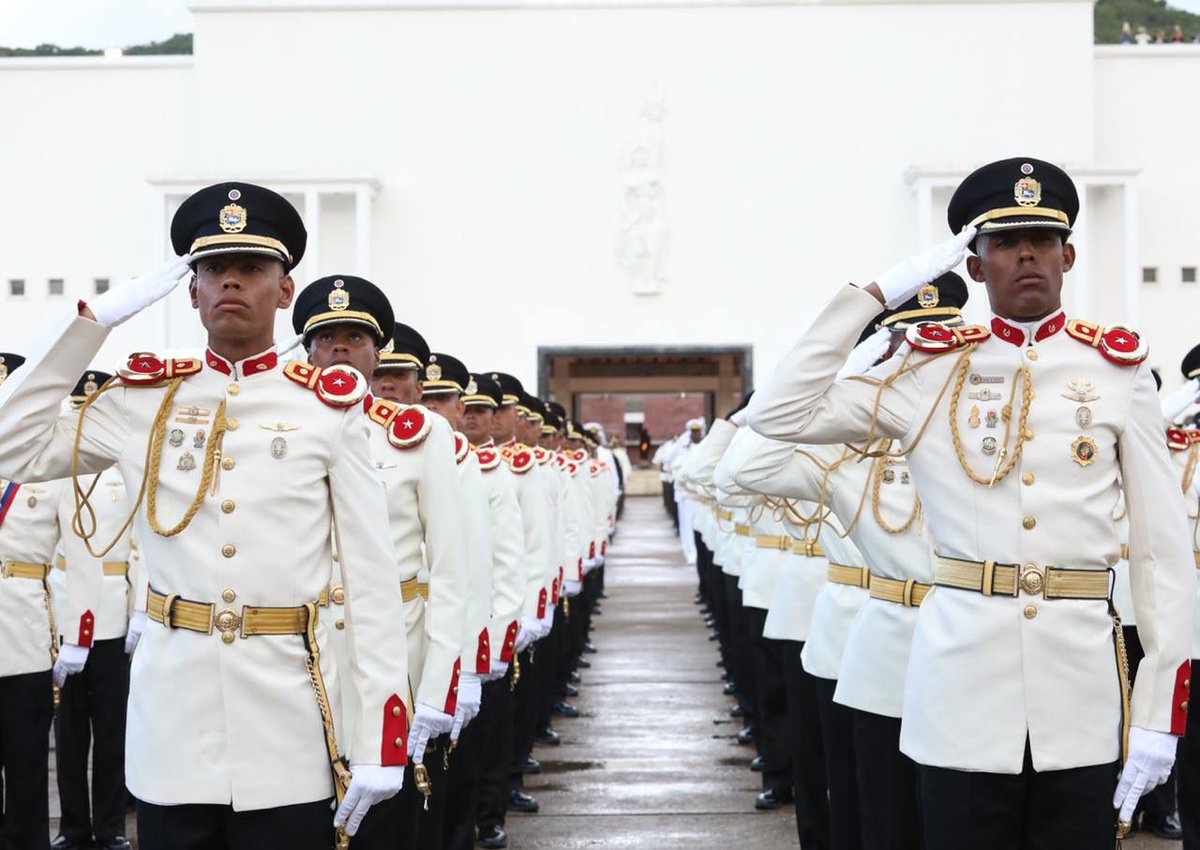 ¡Magna celebración de la unidad castrense! La graduación conjunta de los bravos oficiales de la FANB encarna la fortaleza de nuestra patria. Este glorioso acto reafirma el compromiso de nuestros soldados con la Patria, erigiendo a la FANB como el baluarte de la libertad.