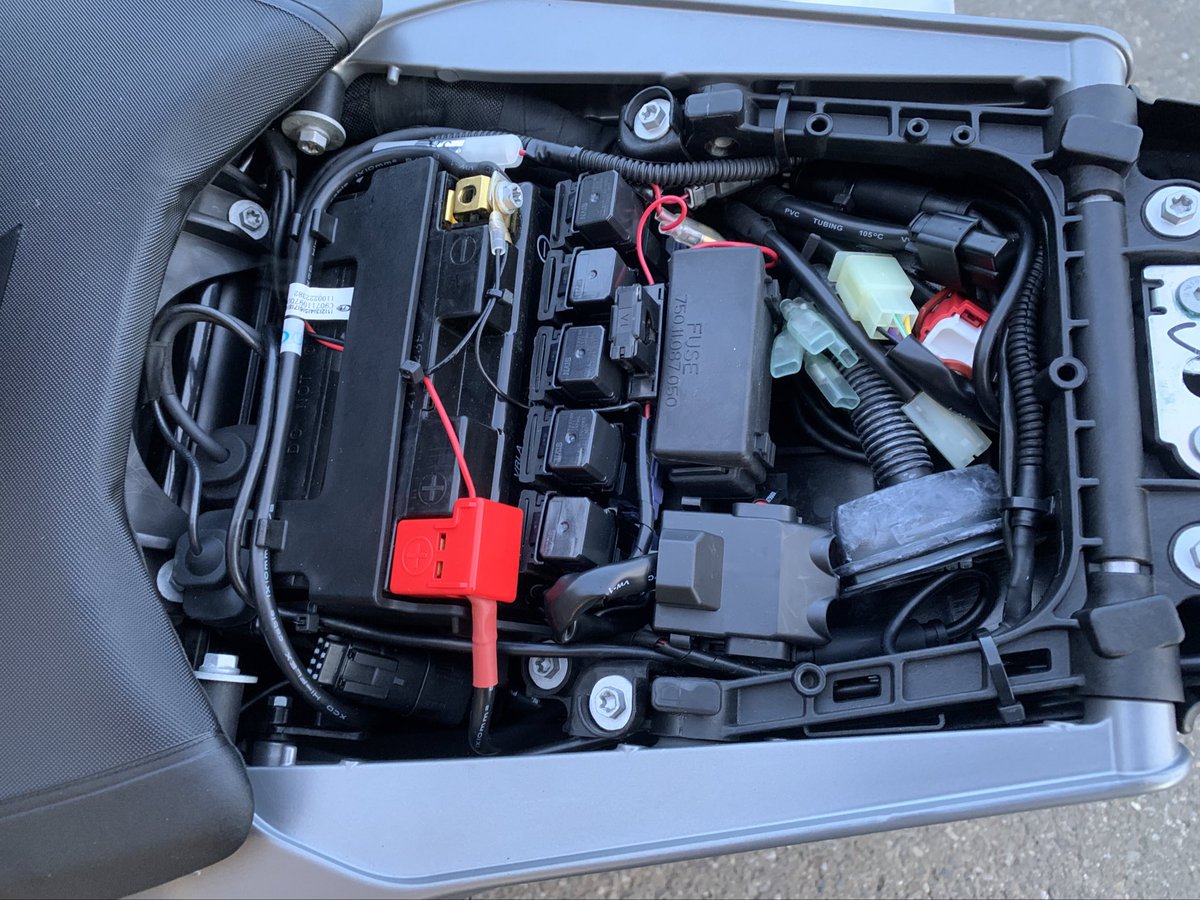 「シート下のスペースが壊滅的なのでリアシートがバッグになるやつ付けて車載工具積む。」|ひじからのイラスト