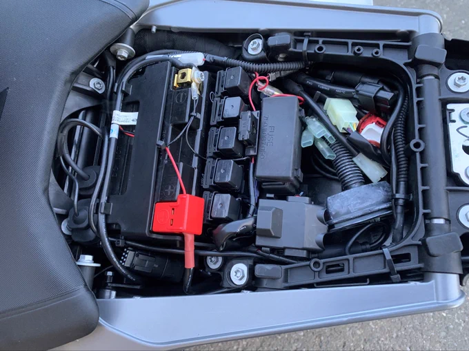 シート下のスペースが壊滅的なのでリアシートがバッグになるやつ付けて車載工具積む。