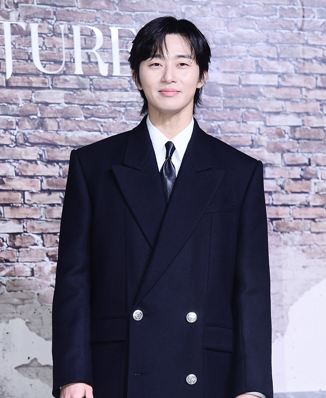 배우 박서준이 로맨스 드라마로 안방에 복귀한다. 8일 티브이데일리 취재 결과 박서준이 새 드라마 ‘경도를 기다리며’에 출연한다. ‘경도를...