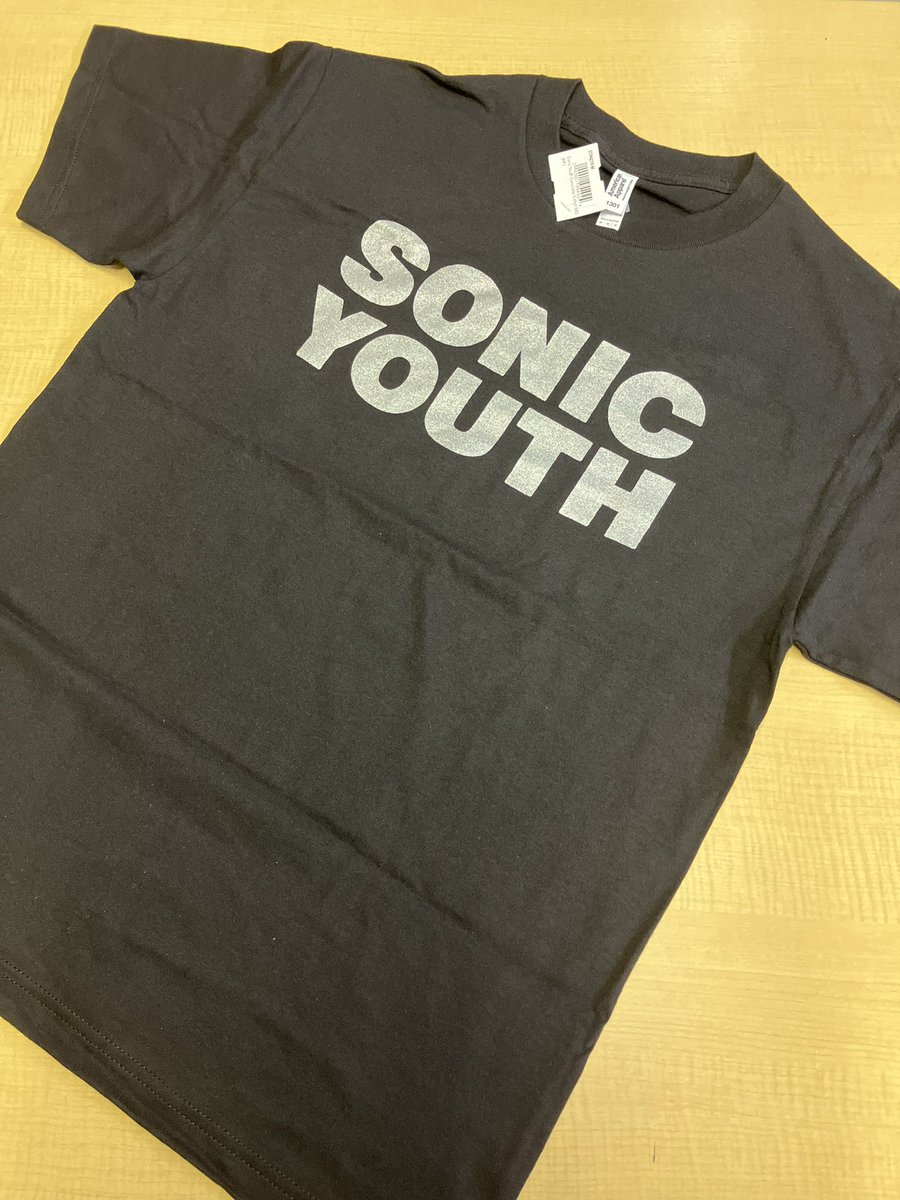 highvoltagesho2's tweet photo. 新入荷アイテム
SONIC YOUTH
ニューデザイン！
各¥3,580

https://t.co/becbZQy4JR

#sonicyouth
#sonicyouthband
#sonicyouthshirt
#新入荷

#bandtee
#rocktshirt
#indierock #インディーロック
#ロックt #ロックtシャツ
#バンドt #バンドtシャツ
#バンドtee #バンtコーデ
#洋楽好きな人と繋がりたい https://t.co/sg43BcE8i4