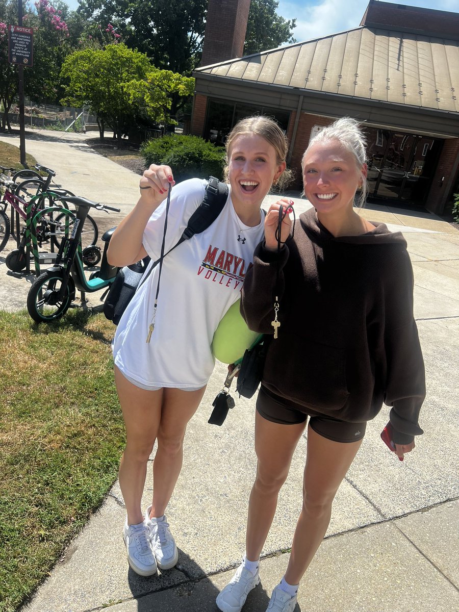 TerpsVolleyball's tweet photo. Welcome Home! 🐢🏠

@lillywagner26 &amp; @KScherer74 are finally in College Park! https://t.co/mPgxhUwS2G