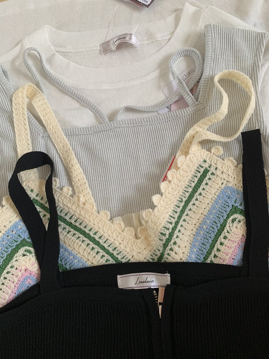 reiwababypeach's tweet photo. しまむら購入品!megumiさんめっちゃ期待してたけどあまり響かず白トップスと黒ビスチェだけ購入☺️陽さん、ベージュパンツ本命だったけど、実物見たら自分にはダボ過ぎかな思ってシルバータンクのみ。みきっぺさんのビスチェTは冒険だ!笑 可愛い🥰#linoluce #ilsolore https://t.co/LH369ozxJ6