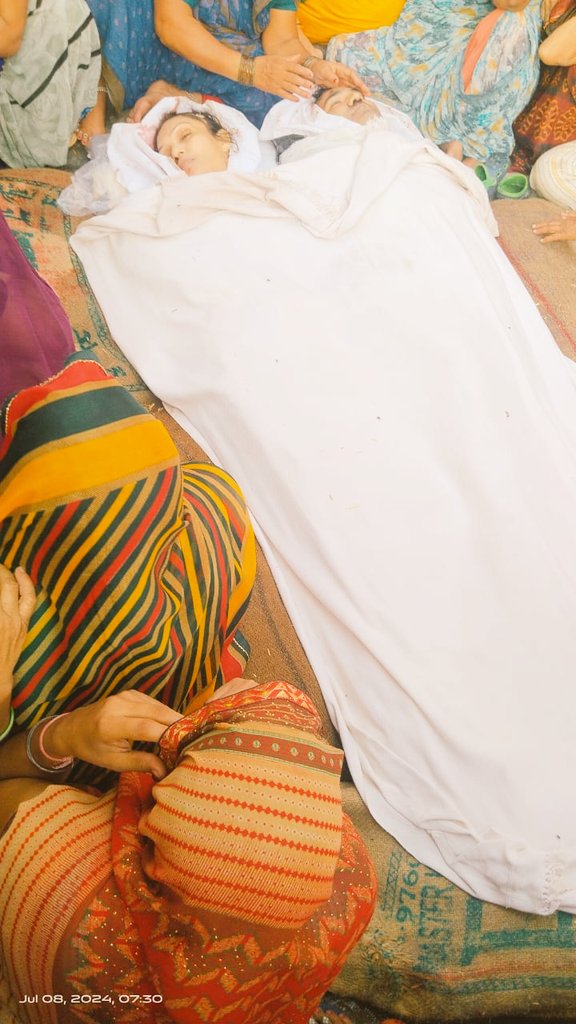 itspravin99's tweet photo. ➡️आज उत्तर प्रदेश बेसिक शिक्षा विभाग के नए प्रयोग की भेट चढ़ गए शिक्षक दंपत्ति. ऑनलाइन उपस्थिति की भागम-भाग में शिक्षक दंपत्ति की सड़क दुर्घटना में दर्दनाक मौत. कोई एक कारण बताओ जिसके लिए इस हत्या का आरोप सरकार और बेसिक शिक्षा विभाग पर नहीं जाना चाहिए. ऐसी स्थिति पैदा कर दो की आदमी घर से भागे और ट्रक के नीचे आ जाए. 

➡️जानकारी के अनुसार सहायक अध्यापिका अंजू कुमारी जो हाथरस के विकास खण्ड सादाबाद में संविलियन विद्यालय विसावर प्रथम मे तैनात थीं. उनके साथ ही उनके पति जगवीर सिंह की भी मौत हो गई जो तोछीगढ़, इगलास के पास जूनियर विधालय में कार्यरत थे.

➡️आज दिनाँक 07/07/24 को मथुरा शहर से उक्त दोनों पति पत्नी जो स्कूटी से आ रहे थे तभी नरहौली पुल के पास एक अनियंत्रित ट्रक ने पीछे दपीछे से टक्कर मार दी, भीषण सड़क दुर्घटना में शिक्षक दंपत्ति की दर्दनाक मौत हो गई.
✍️
@UPGovt @BJP4UP @myogiadityanath @myogioffice