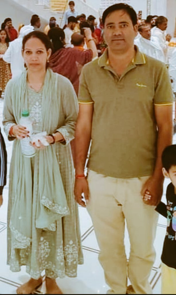 ➡️आज उत्तर प्रदेश बेसिक शिक्षा विभाग के नए प्रयोग की भेट चढ़ गए शिक्षक दंपत्ति. ऑनलाइन उपस्थिति की भागम-भाग में शिक्षक दंपत्ति की सड़क दुर्घटना में दर्दनाक मौत. कोई एक कारण बताओ जिसके लिए इस हत्या का आरोप सरकार और बेसिक शिक्षा विभाग पर नहीं जाना चाहिए. ऐसी स्थिति पैदा कर दो की