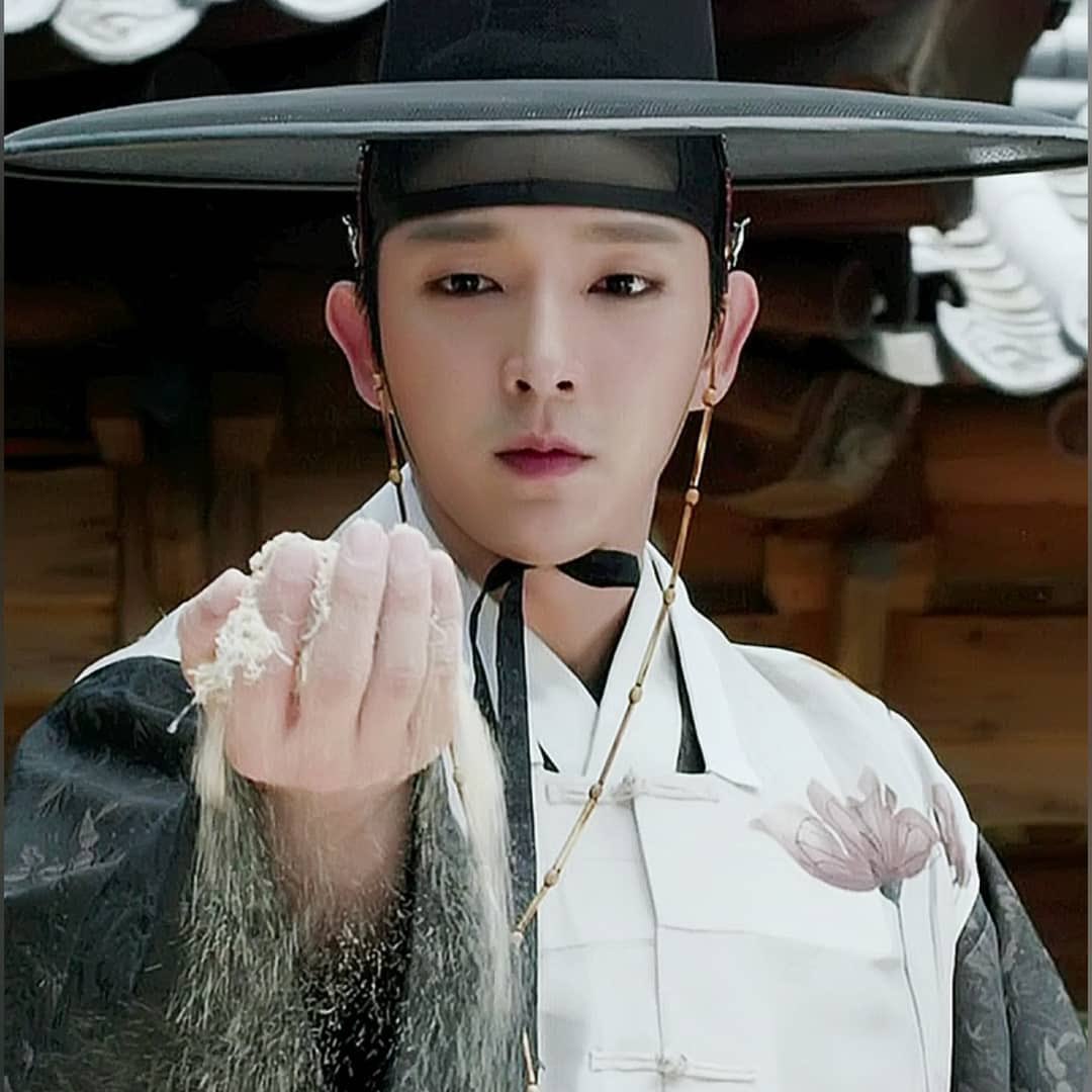 BunnypawJ's tweet photo. 밤을 걷는 선비 9주년 축하해!! 🥳
Happy 9th anniversary wishes to Scholar Who Walks the Night!🥂
「夜を歩く士」9周年おめでとう🎉
私をジュンギ沼に引き込んだソンヨル様💕
It’s you, Kim SungYeol, who dragged me into the JG paradise! 😍
@JGshock
#이준기 #イ・ジュンギ #LeeJonGi https://t.co/yOMits9sYT
