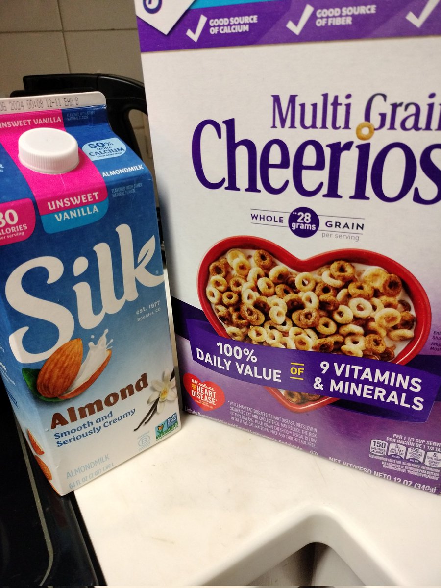 4bb02b260557481's tweet image. My favorite @cheerios are the #multigrain ones. They are so yummy 😋 They make the perfect breakfast or late night snack. They don't need sugar. You can just eat them straight out the box or pour milk right over top of them. I don't drink whole milk but I like @LoveMySilk #yummy