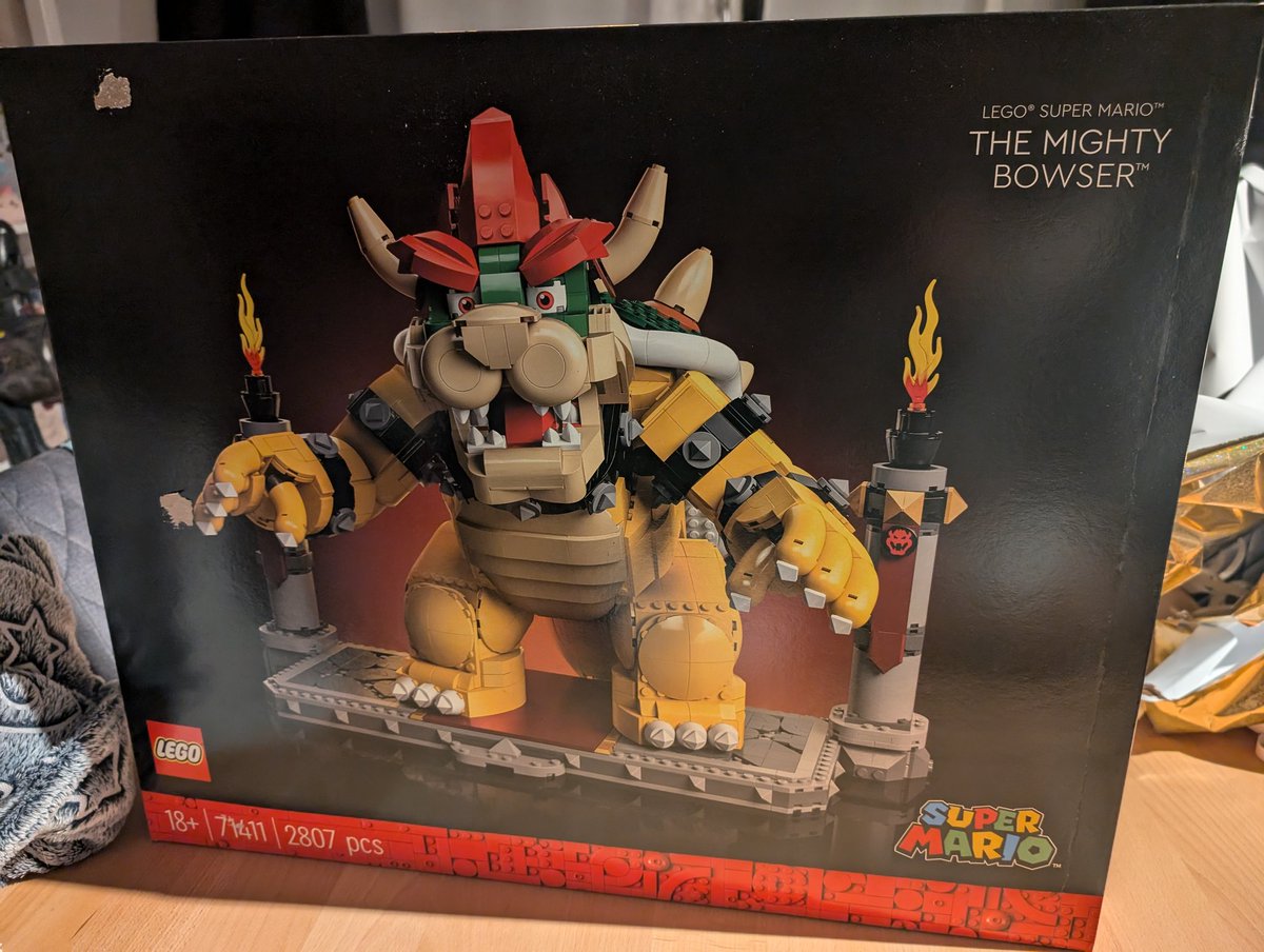 SimiD21's tweet photo. Evtl hab ich eines der coolsten Geschenke aller Zeiten gekriegt, zusammen mit nem Kuchen, den ich zur Hälfte vernichtet habe... Vielen Dank @_Dooomi, auch ohne all das liebe ich dich und Bubi über alles! ❤️ https://t.co/zL6gFFKUAF