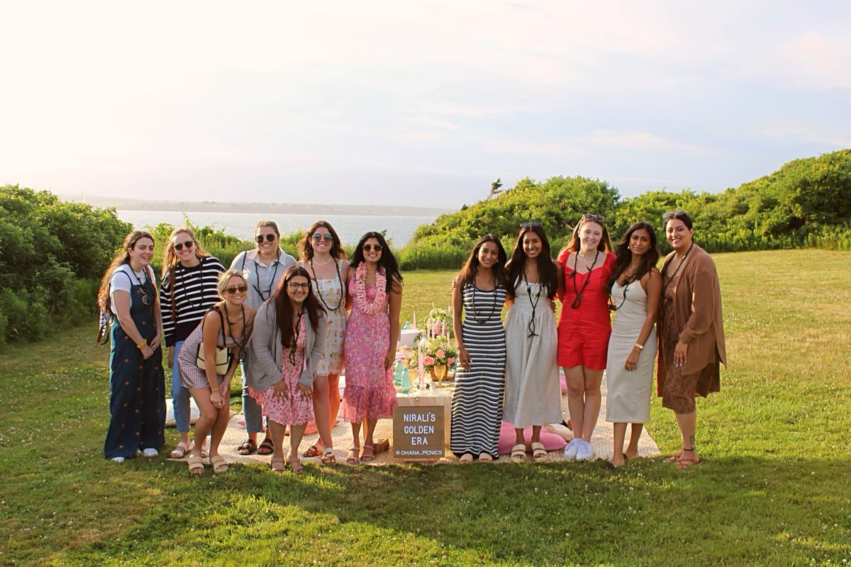 OhanaPicnics's tweet photo. Nirali’s golden era! ✨

Picnic planner, floral + leis  @OhanaPicnics 
Lau kalo euro shams @NohoHome 
Iki 500ml water bottles @waiakea 
Lauhala @AlohaHulaSupply 
Pink pillow covers @amazon 
Food catering @FoodLoveMarket

#ohana_picnics #deaignedbykamie https://t.co/fgxHxMgSOS
