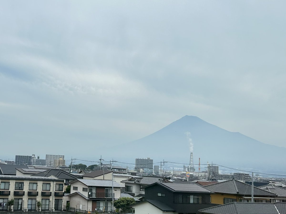tomoG424's tweet photo. うっすら富士山 https://t.co/kviBQXoAcL