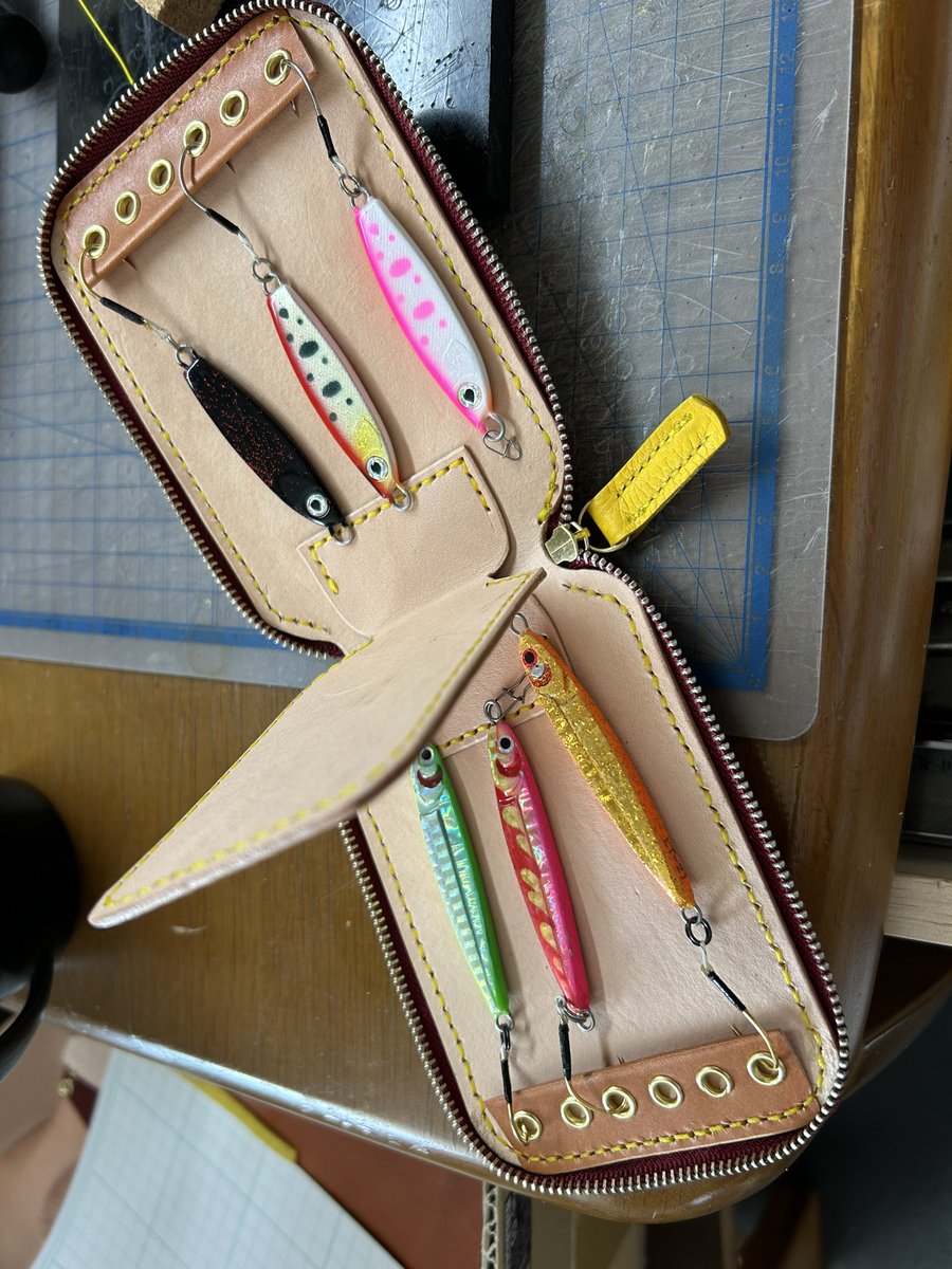 aporo712's tweet photo. 自作のルアーウォレット。
ちょっと難しいけどなんとか形にはなったかな。
#ルアーウォレット
#レザークラフト https://t.co/kFkn2SEt1G