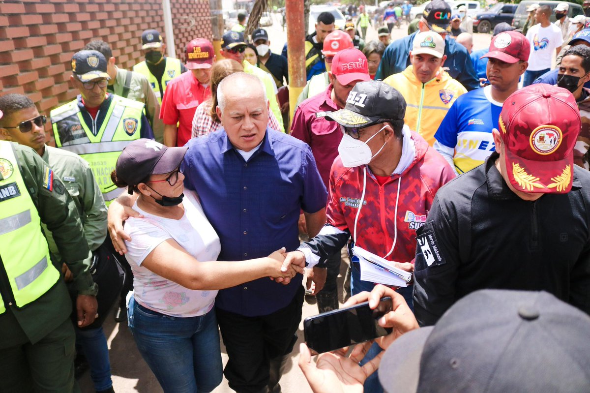 JosueLorcaV's tweet photo. Por instrucciones de nuestro Pdte. @NicolasMaduro, nuestro equipo ecosocialista continúa en pleno despliegue en el pueblo de Cumanacoa en conjunto con los ministerios que integran la @_Vpsops, llevando a cabo jornadas integrales de atención, saneamiento y limpieza.

1/2 https://t.co/7adhmqiWCX