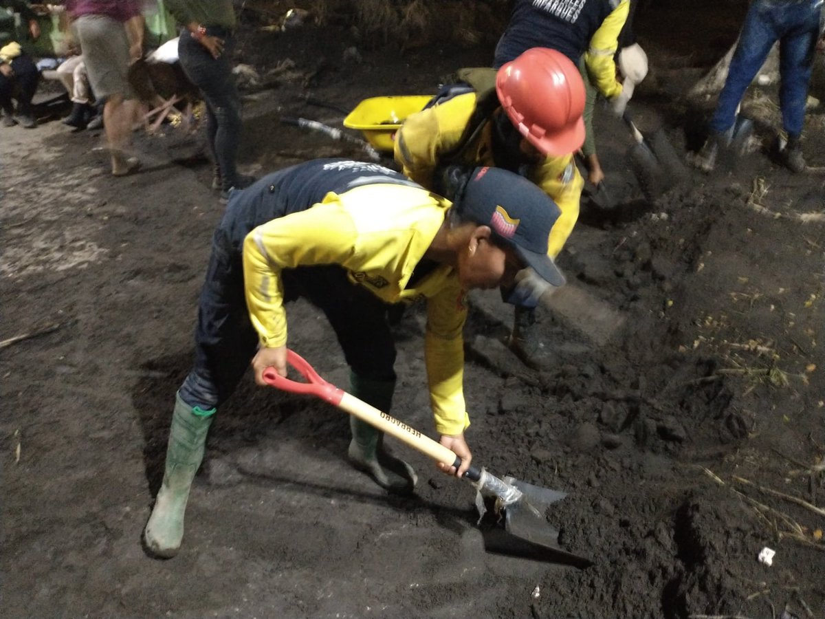 JosueLorcaV's tweet photo. Con un importante despliegue de equipos de remoción de gran magnitud y más de 250 Guardaparques y Bomberos Forestales provenientes de los estados Anzoategui, Monagas y Sucre, para avanzar en las jornadas de saneamiento ambiental.

¡Por amor a Cumanacoa!

2/2
@NicolasMaduro https://t.co/9hsYHP3xda