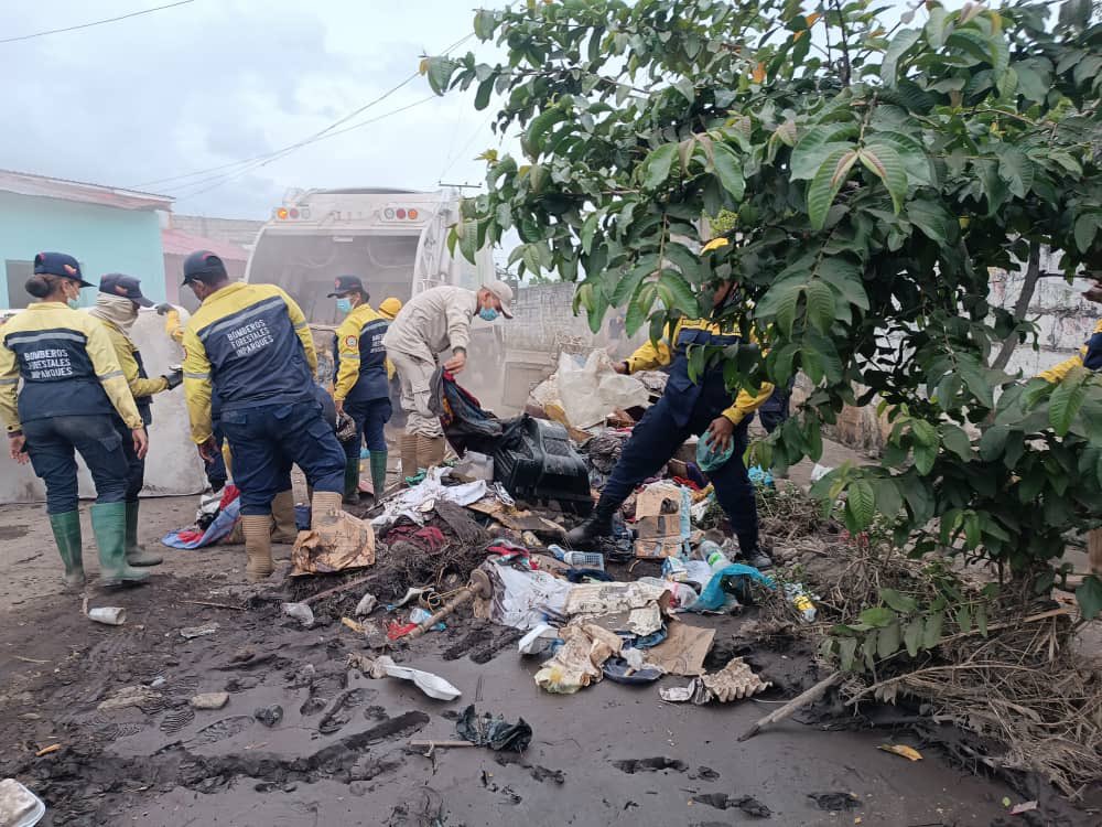JosueLorcaV's tweet photo. Con un importante despliegue de equipos de remoción de gran magnitud y más de 250 Guardaparques y Bomberos Forestales provenientes de los estados Anzoategui, Monagas y Sucre, para avanzar en las jornadas de saneamiento ambiental.

¡Por amor a Cumanacoa!

2/2
@NicolasMaduro https://t.co/9hsYHP3xda